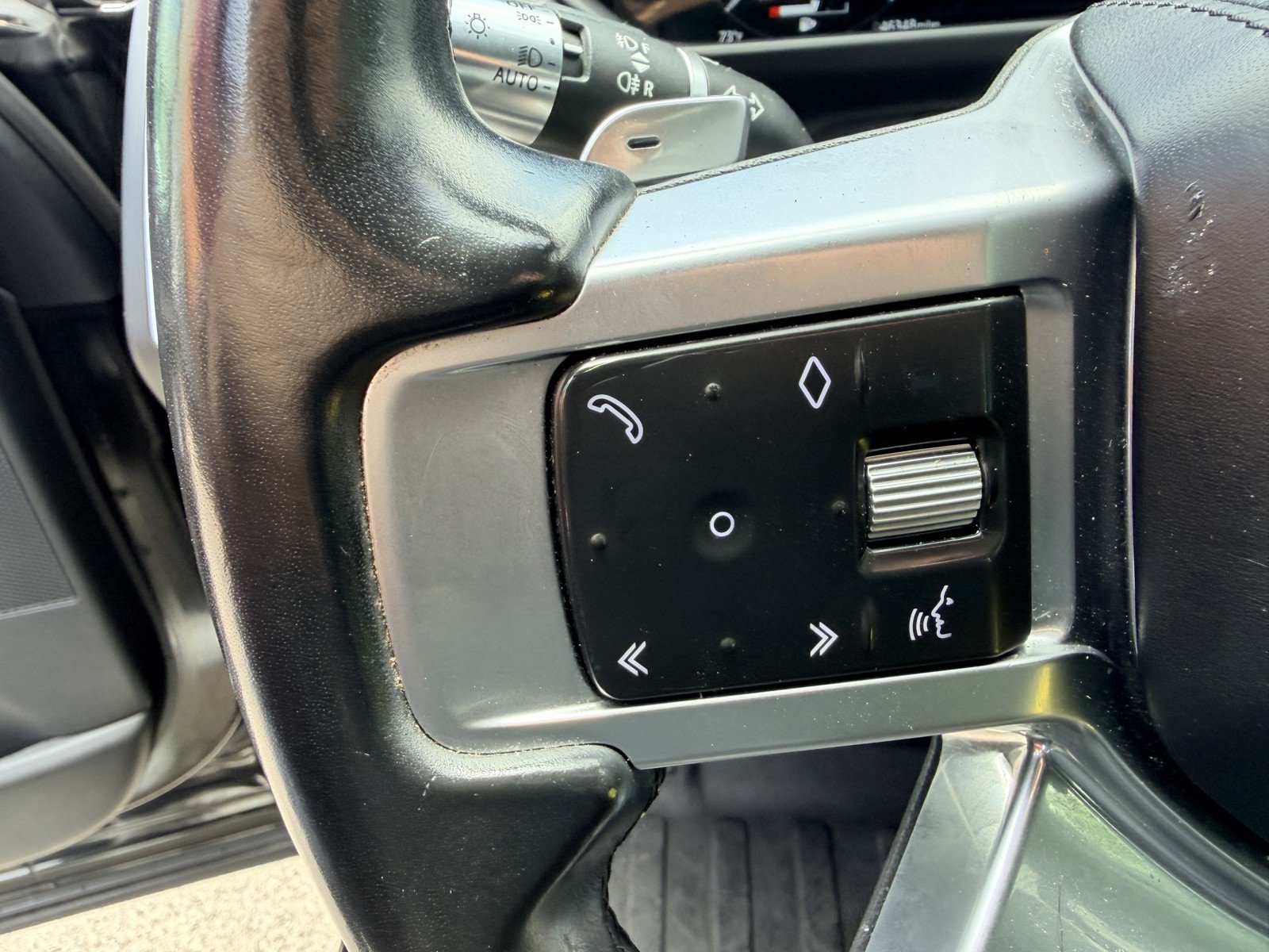 Used 2022 Black Land Rover HSE R-Dynamic image 10