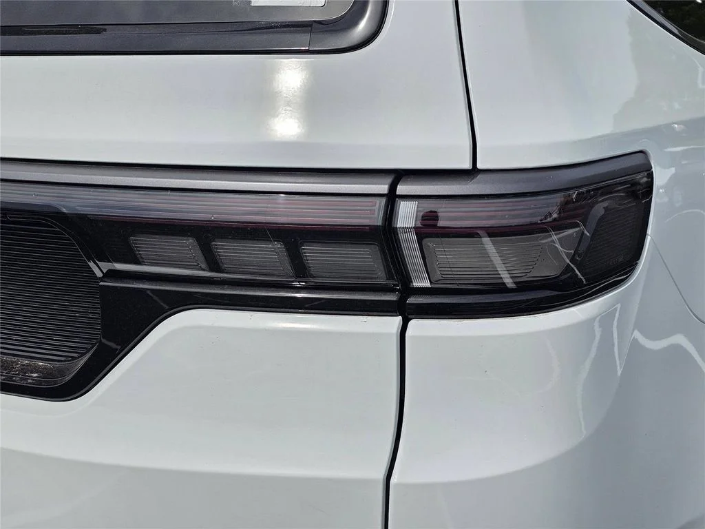 New 2026 Bright White Clear-Coat Exterior Paint Jeep Limited Reserve image 9