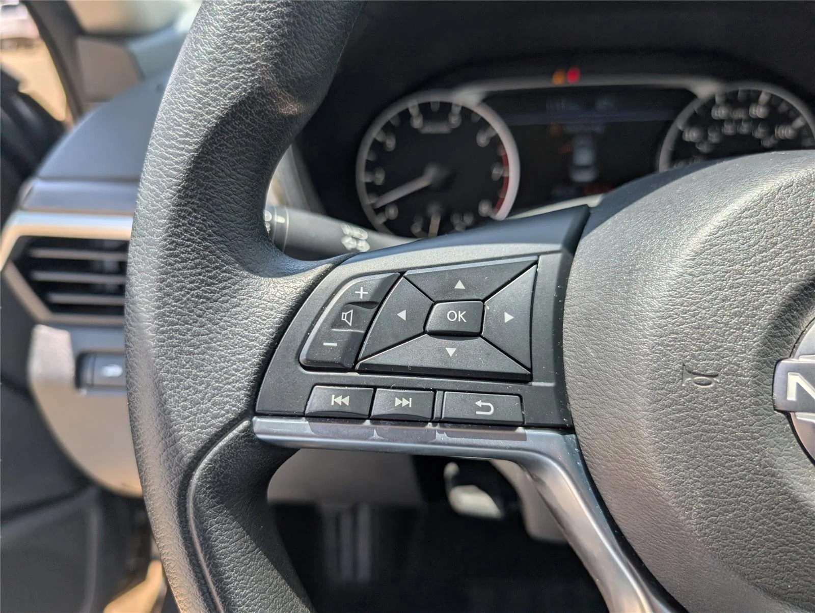 Used 2025 Gun Metallic Nissan SV image 25