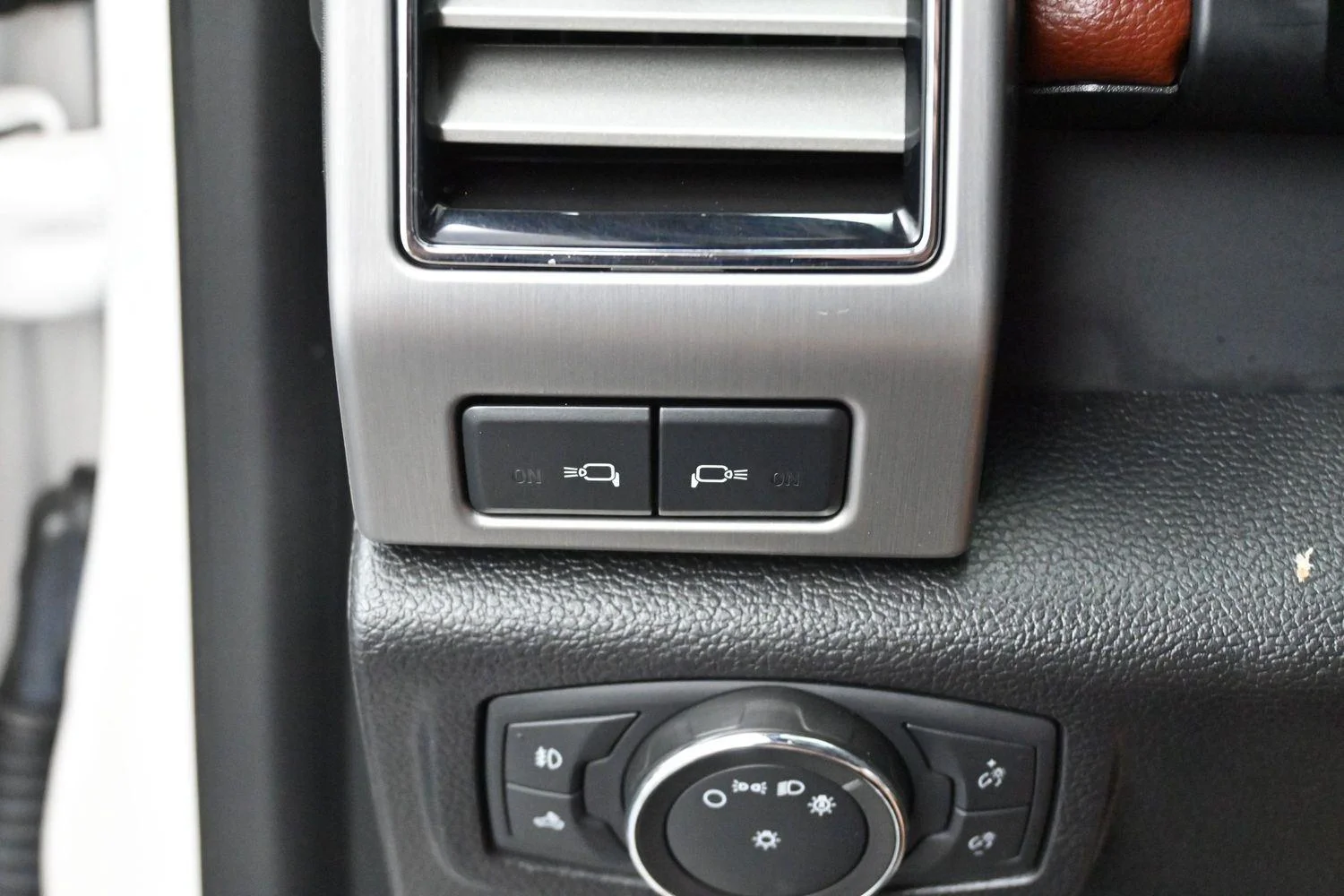 Used 2019 White Platinum Metallic Tri-Coat Ford Platinum image 32