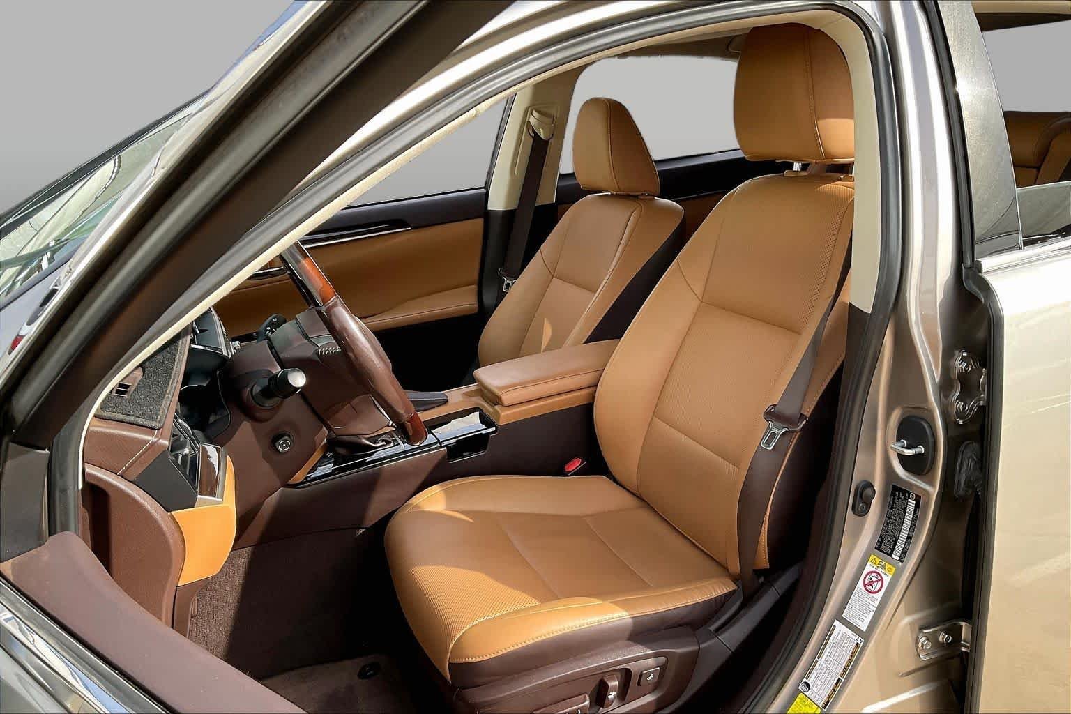 Used 2017 Atomic Silver Lexus  image 6
