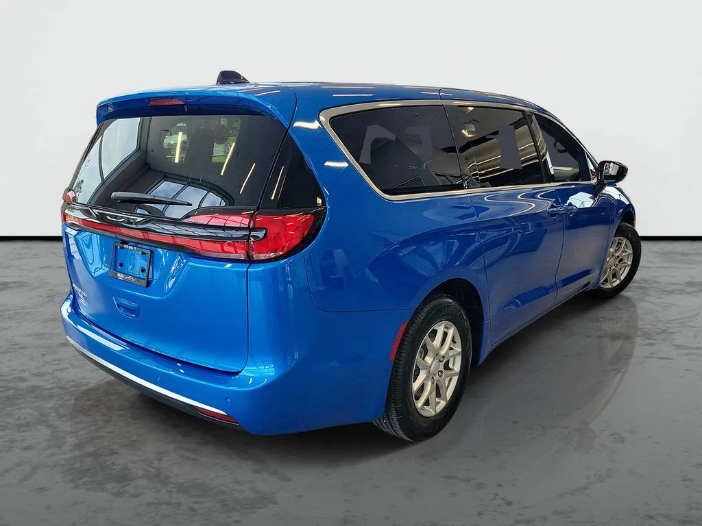New 2027 Hydro Blue Pearl-Coat Exterior Paint Chrysler Select image 2