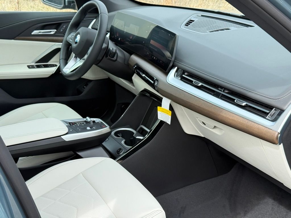 New 2026 Cape York Green Metallic BMW xDrive28i image 24