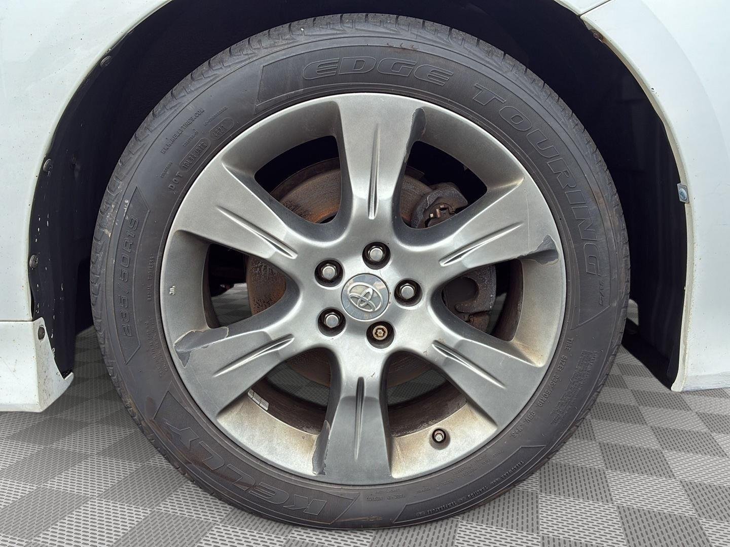 Used 2015 Super White Toyota SE Premium image 5