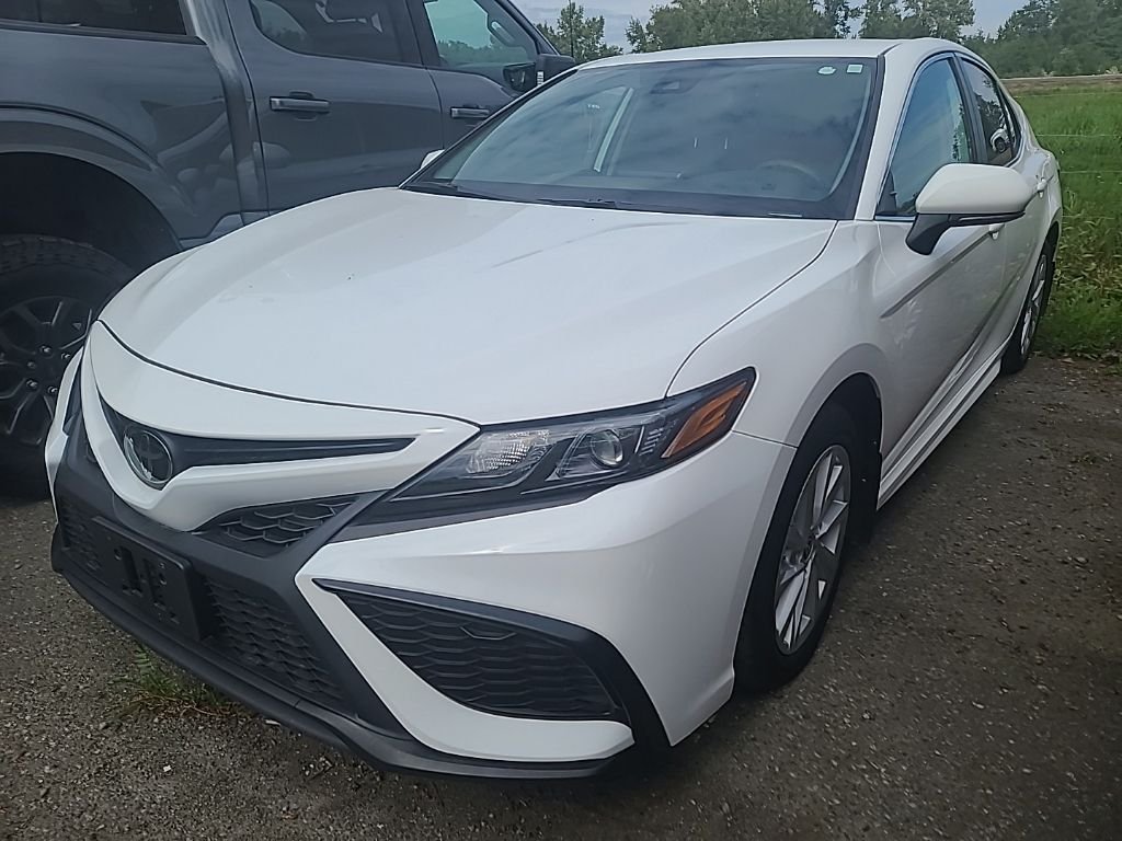2022 Toyota Camry SE's photo