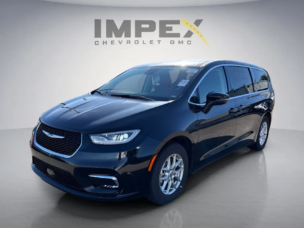 Used 2023 Black Chrysler Touring L image 1