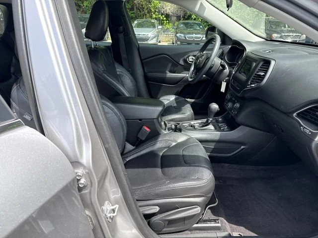 Used 2019 Billet Silver Metallic Clearcoat Jeep Latitude image 9