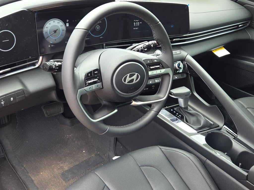 2025 Hyundai Elantra Limited - Photo 15