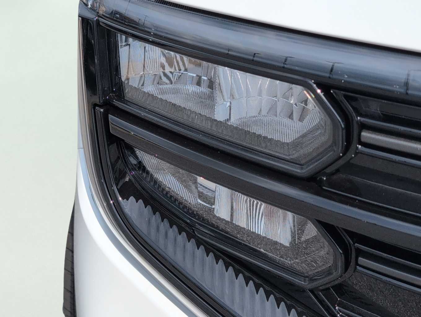 New 2026 Star White Metallic Tri-Coat Ford MAX Platinum® image 15