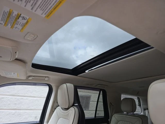 Used 2019 White Platinum Clearcoat Metallic Lincoln Black Label image 15