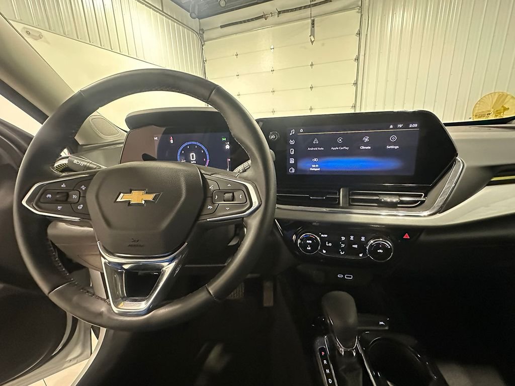 Used 2025 White Chevrolet LT image 35