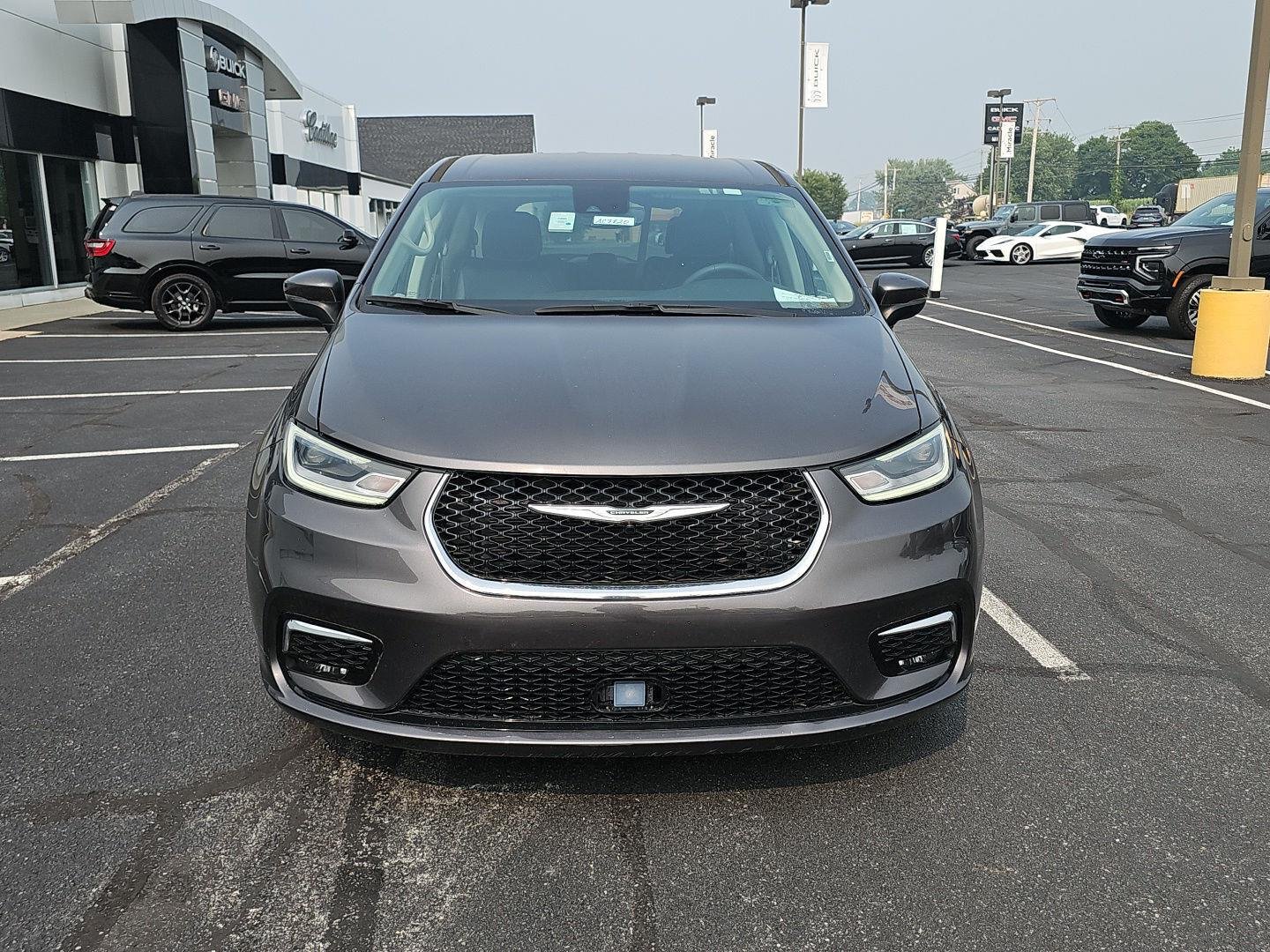 Used 2023 Granite Crystal Metallic Clearcoat Chrysler Touring L image 2