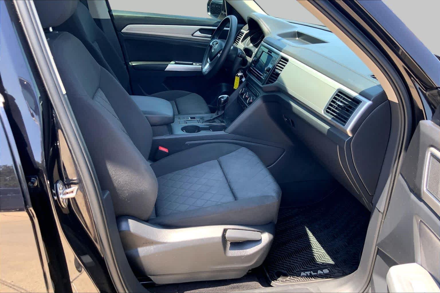 Used 2018 DEEP BLACK PEARL EFFECT Volkswagen 2.0T S image 9