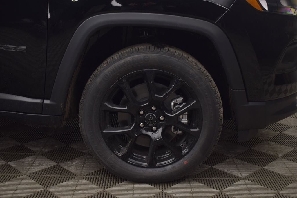New 2026 Diamond Black Crystal Pearlcoat Jeep Latitude image 7