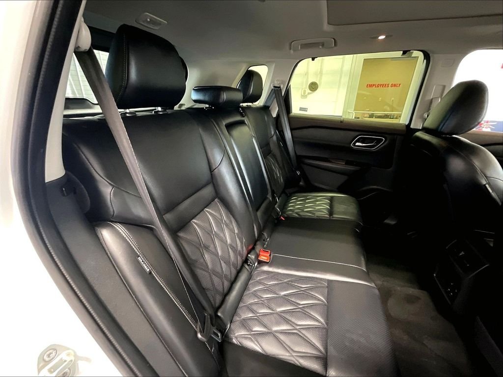 Used 2023 White Nissan Platinum image 16