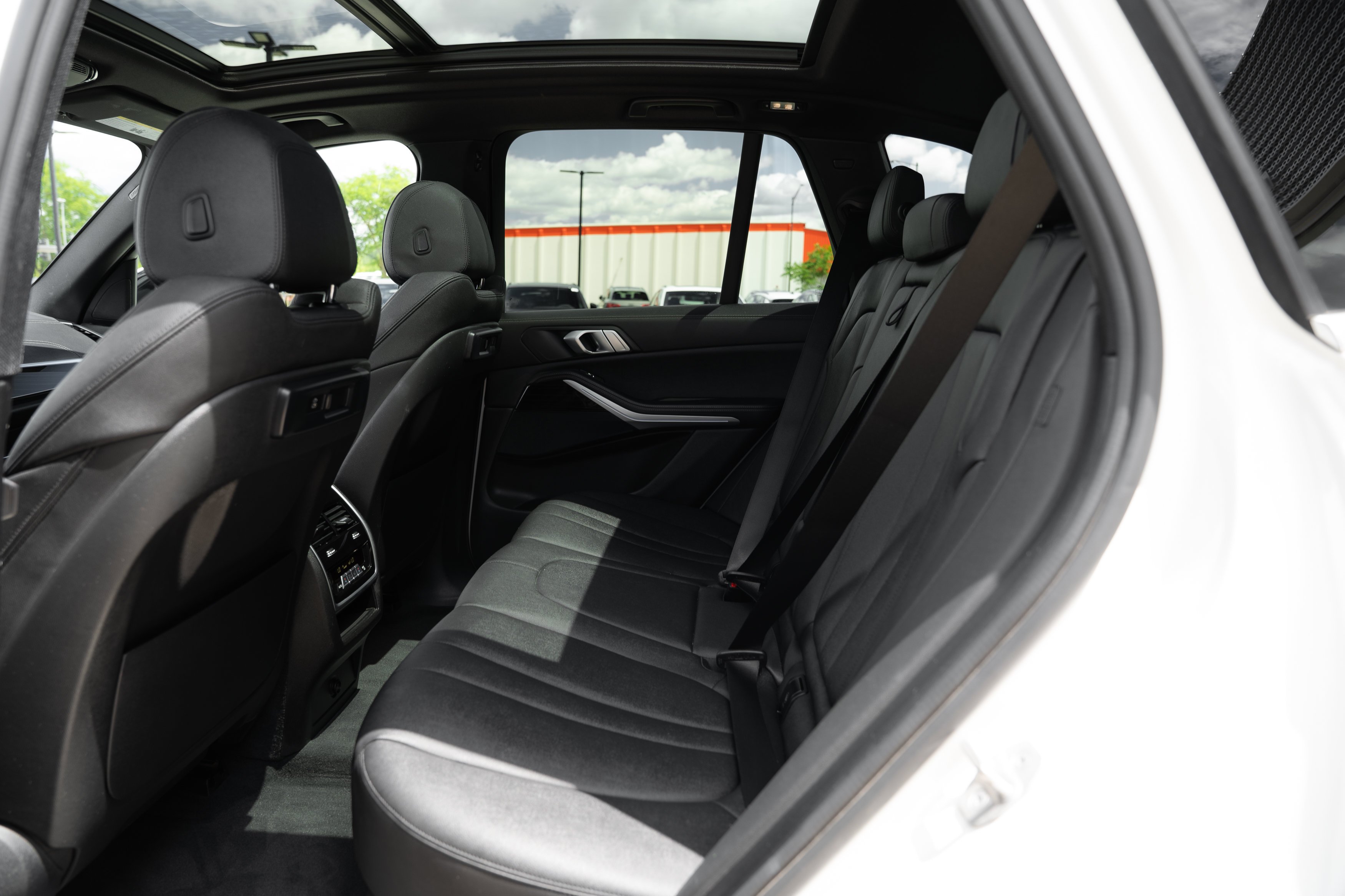 Used 2021 Alpine White BMW xDrive40i image 24
