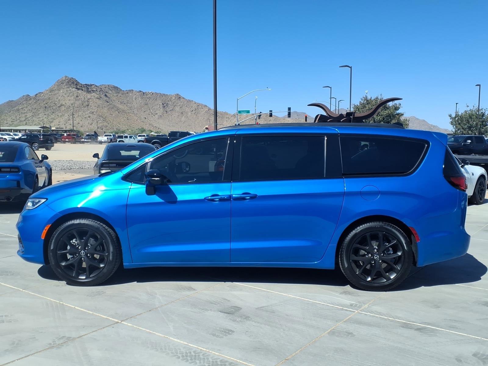 New 2026 Hydro Blue Pearl-Coat Exterior Paint Chrysler Select image 3