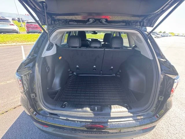 Used 2022 Black Jeep Latitude image 10