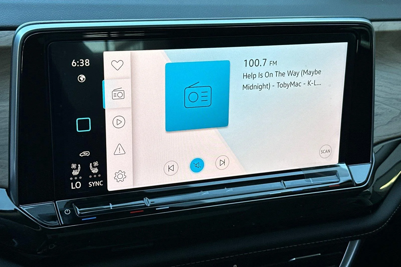 New 2026 Silver Mist Metallic Volkswagen 2.0T SE w/Technology image 19