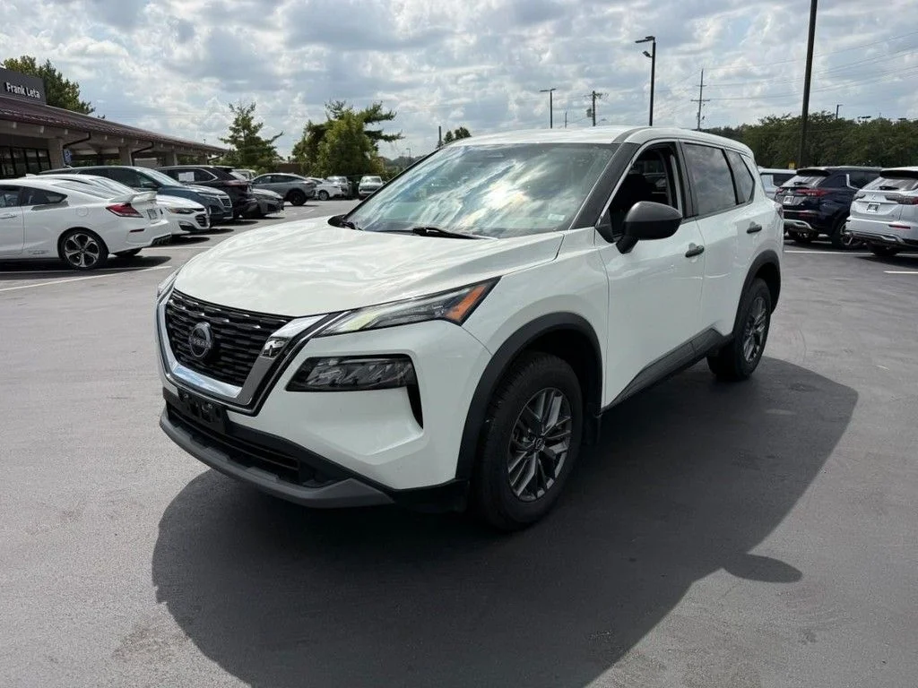Used 2022 White Nissan S image 9