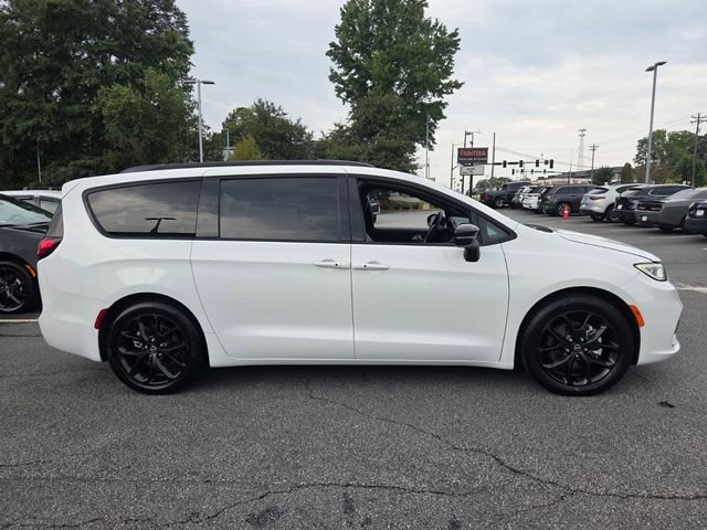 Used 2025 White Chrysler Limited image 10