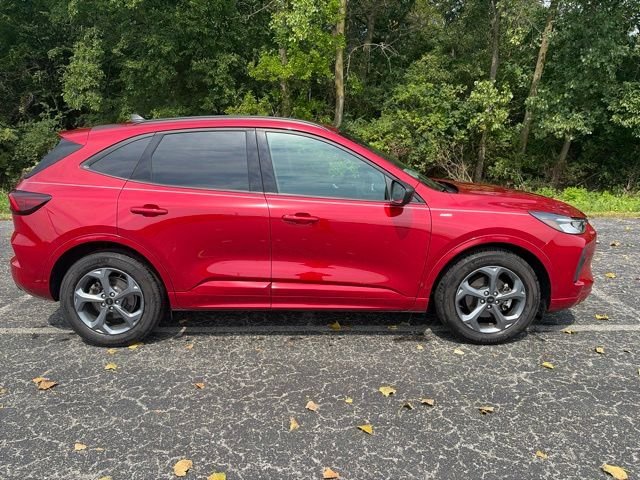Used 2023 Rapid Red Metallic Tinted Clearcoat Ford ST-Line image 9