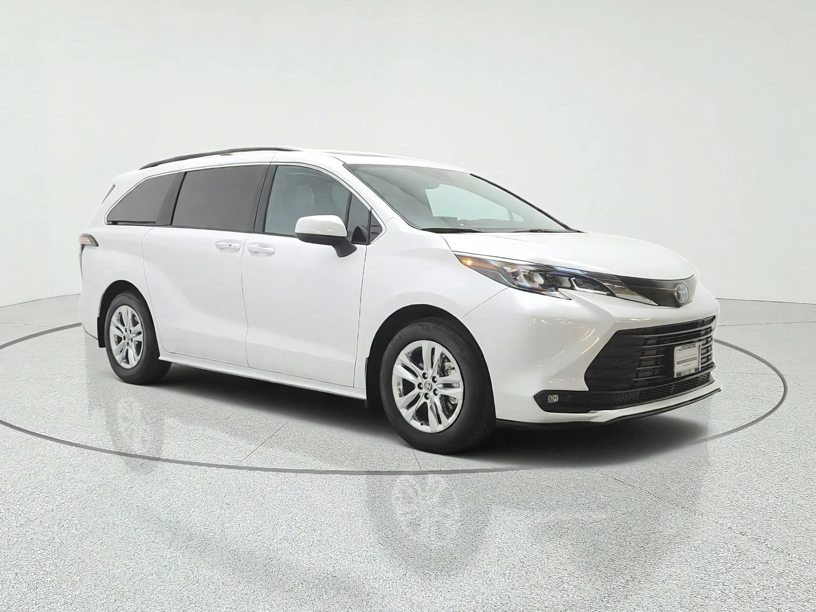 Used 2025 Wind Chill Pearl Toyota XLE AWD 7-Passenger (Natl) image 3