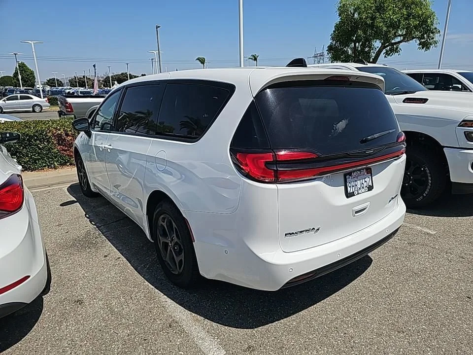 Used 2023 White Chrysler Limited image 3