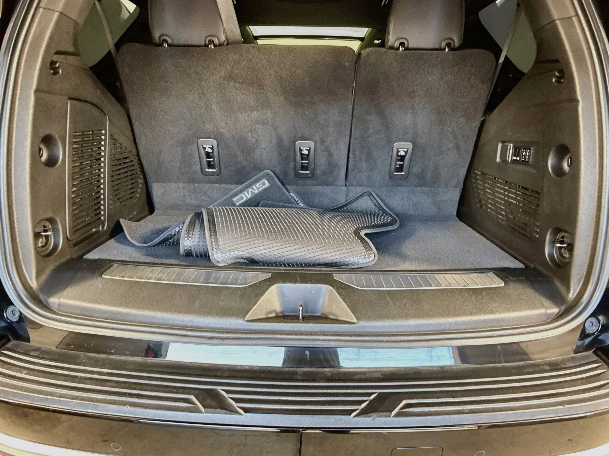 Used 2022 ONYX BLACK GMC Denali image 29