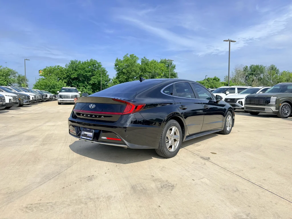 Used 2022 Phantom Black Hyundai SE image 6