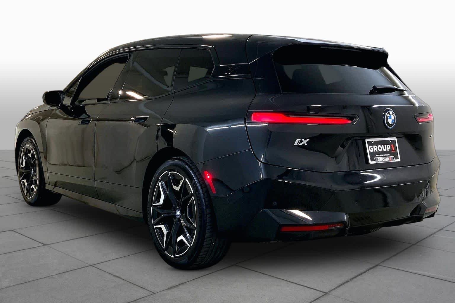 Used 2023 Black Sapphire Metallic BMW xDrive50 image 11