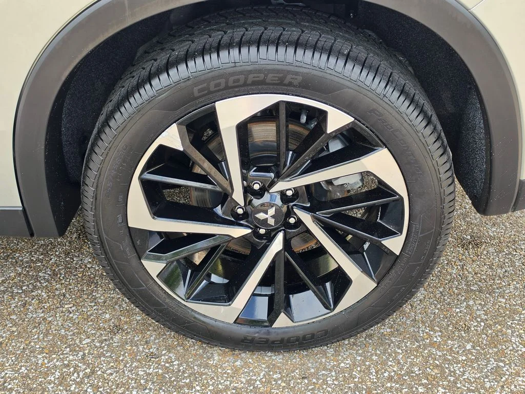 Used 2024  Mitsubishi SE image 34
