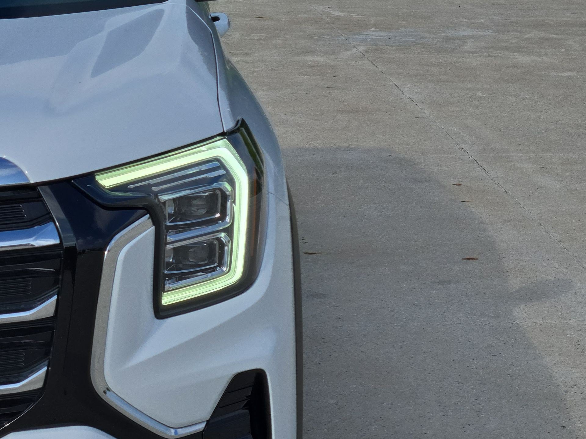 Used 2026 Summit White GMC FWD Elevation image 10