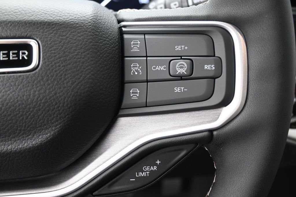 New 2026 Bright White Clear-Coat Exterior Paint Jeep Limited Reserve image 28