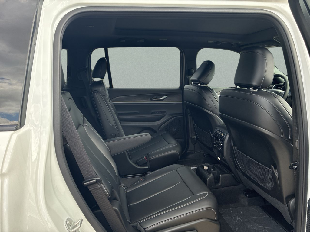 New 2025 Bright White Clear-Coat Exterior Paint Jeep Limited image 42