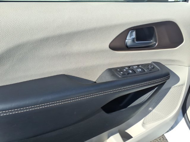 Used 2023 White Chrysler LX image 11