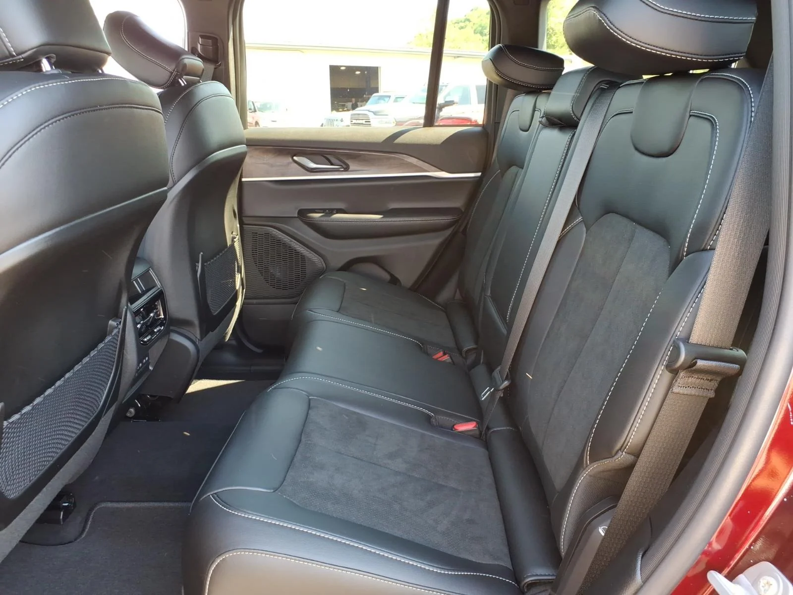 New 2026 Velvet Red Pearl-Coat Exterior Paint Jeep Laredo Altitude image 5