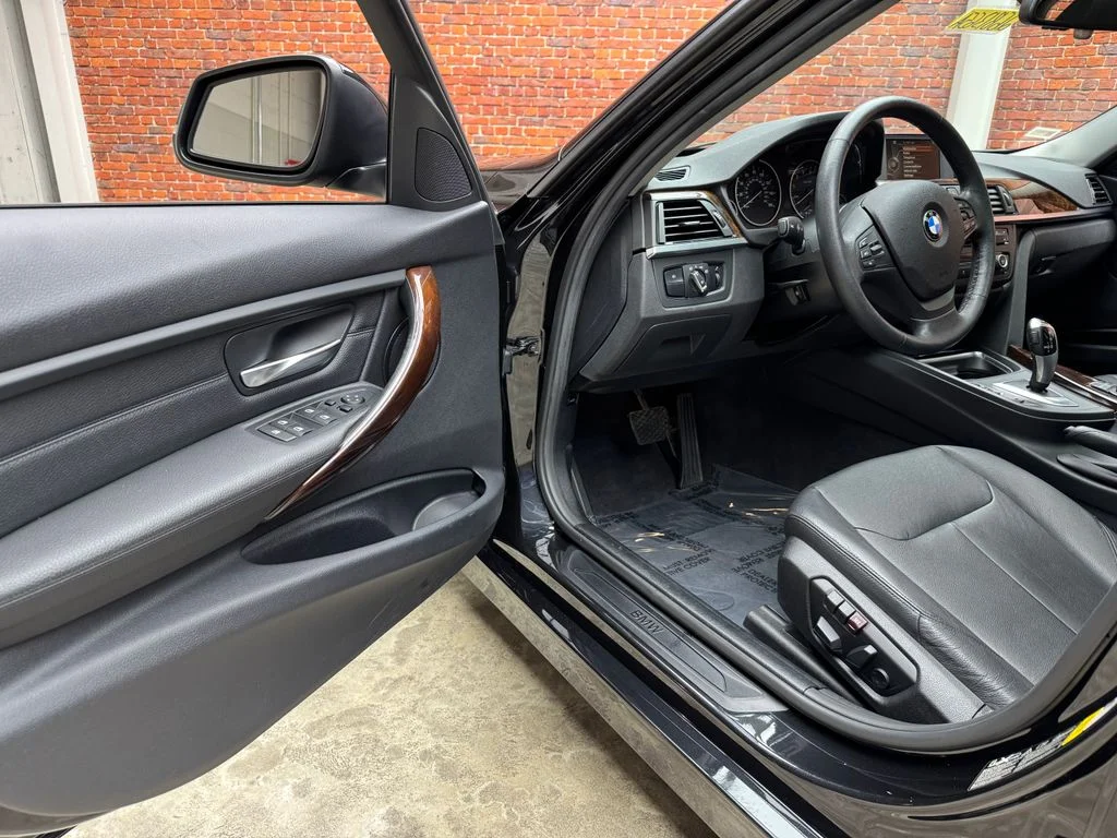 Used 2015 Black BMW 320i xDrive image 10