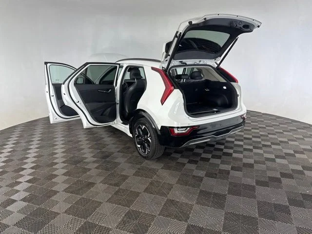 Used 2023 White Kia Wave image 18