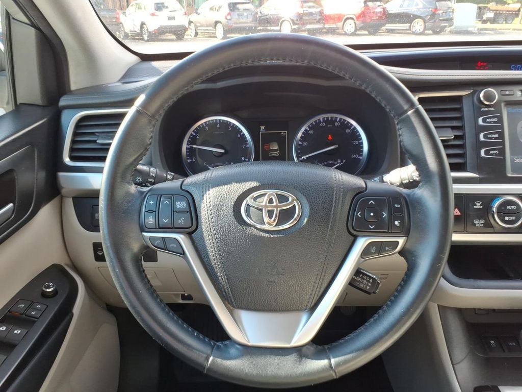 Used 2018 Silver Toyota XLE image 19