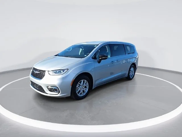 Used 2024 Silver Chrysler Touring L image 4
