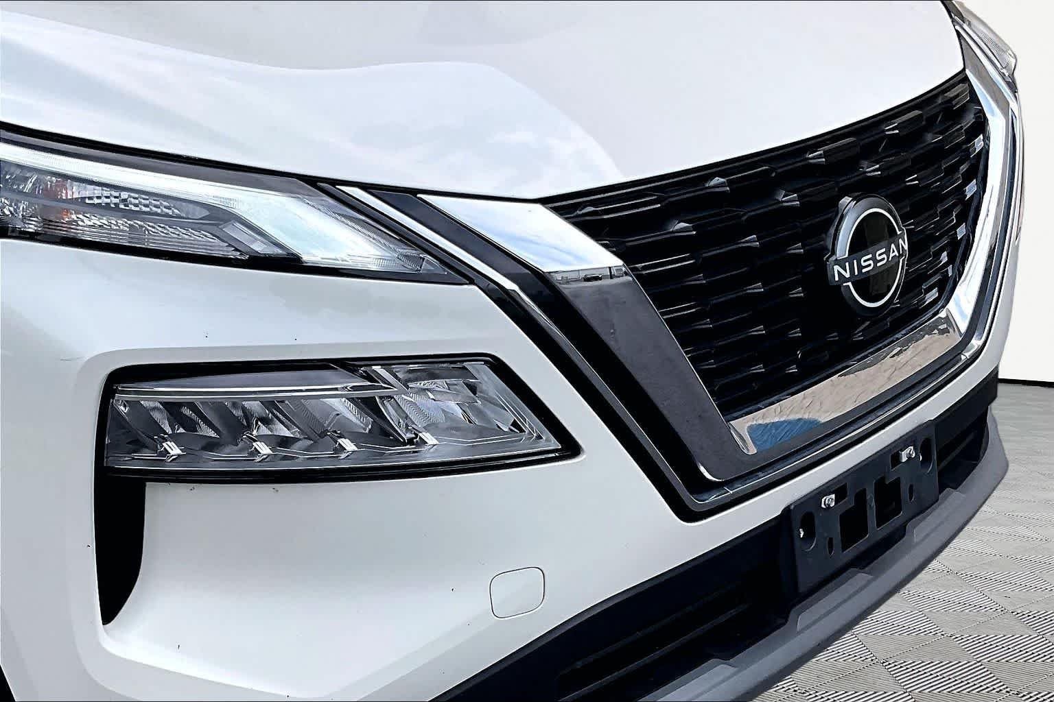 Used 2023 Pearl White Tricoat Nissan SV image 30
