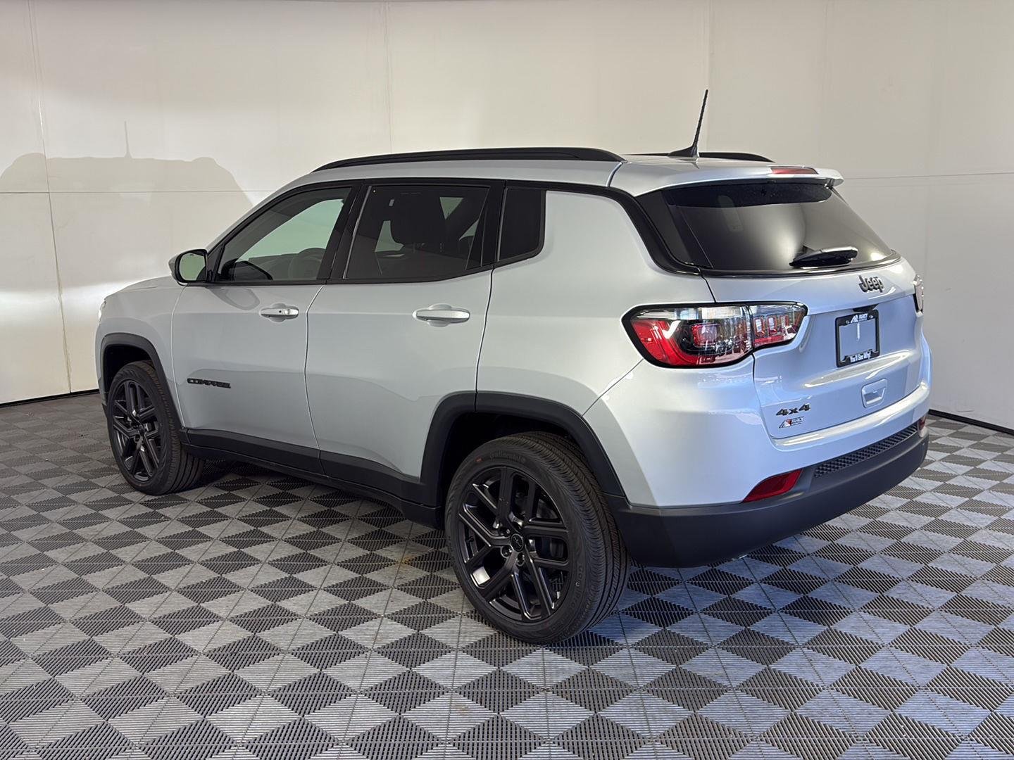 New 2026 Silver Zynith Metallic Clear-Coat Exterior Paint Jeep Latitude Altitude image 6