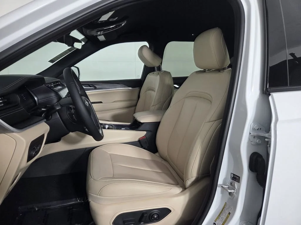 New 2026 Bright White Clear-Coat Exterior Paint Jeep Limited image 10