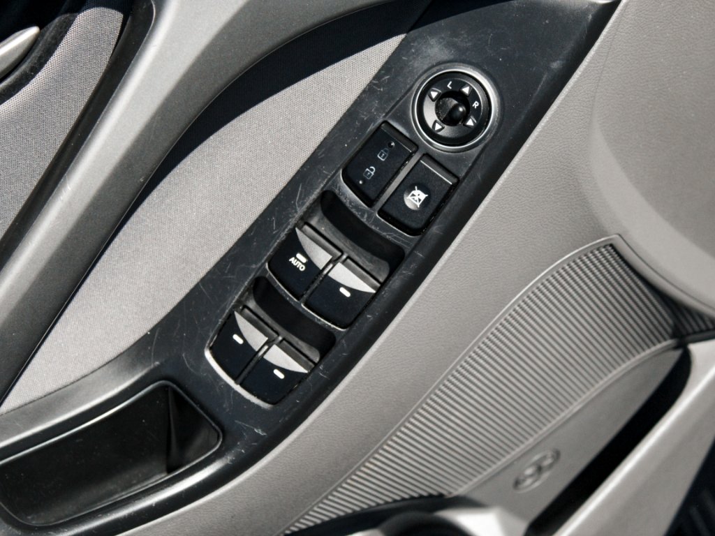 Used 2015 Shale Gray Metallic Hyundai SE image 9