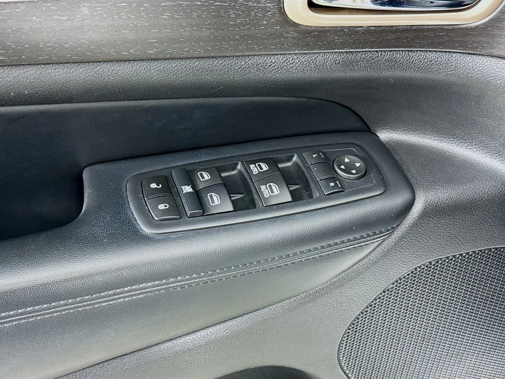 Used 2017 White Jeep Laredo image 18