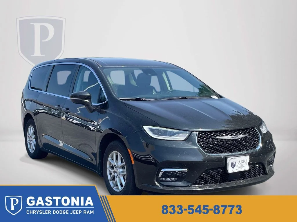 Used 2023 Black Chrysler Touring L image 1