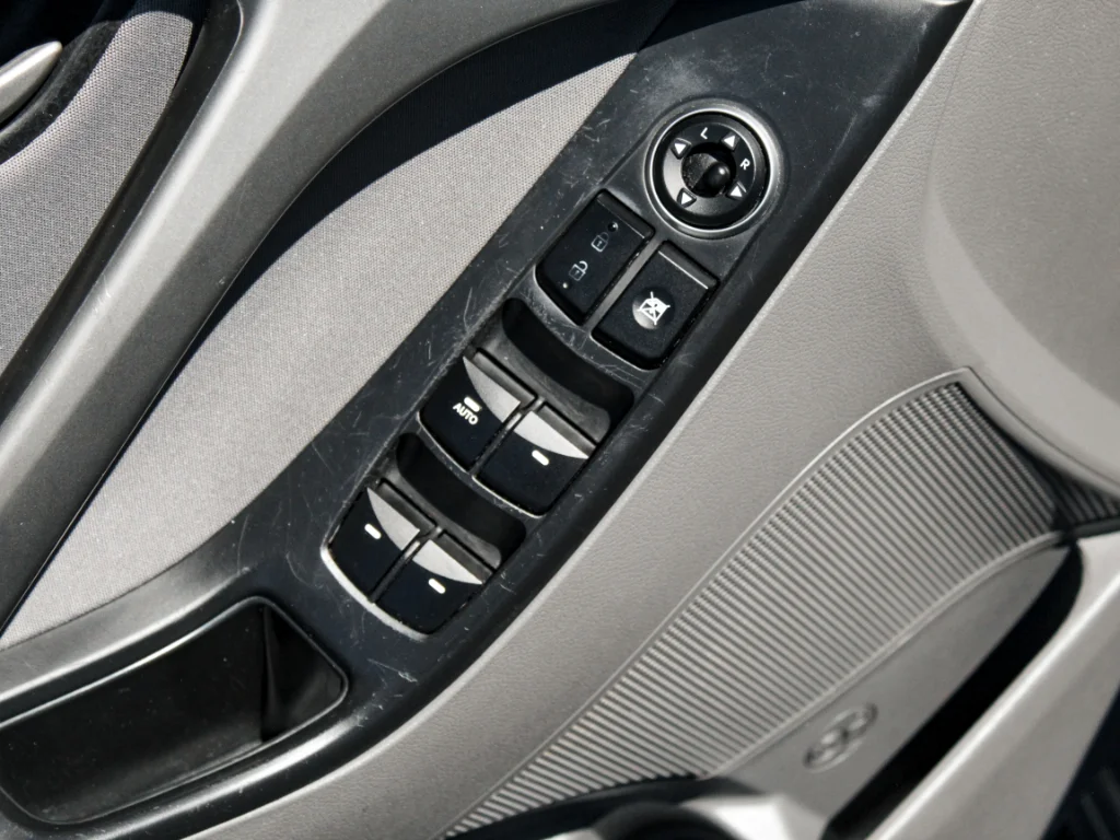 Used 2015 Shale Gray Metallic Hyundai SE image 9