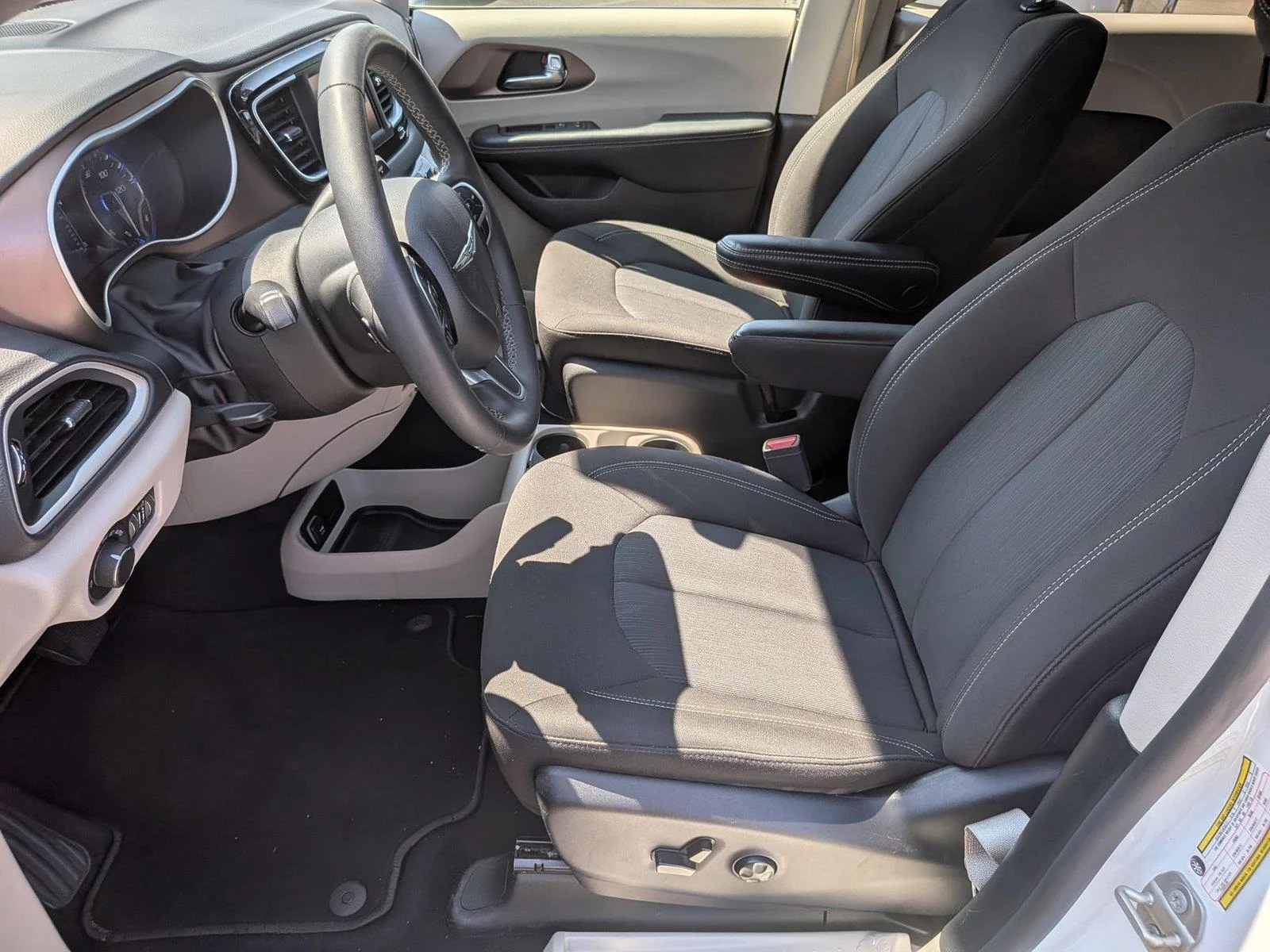 Used 2023 Bright White Clearcoat Chrysler LX image 18