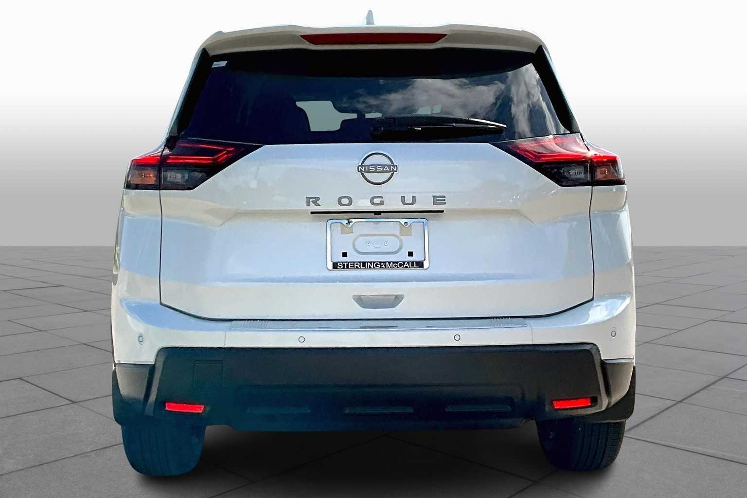 Used 2025 Everest White Pearl Nissan SV image 4